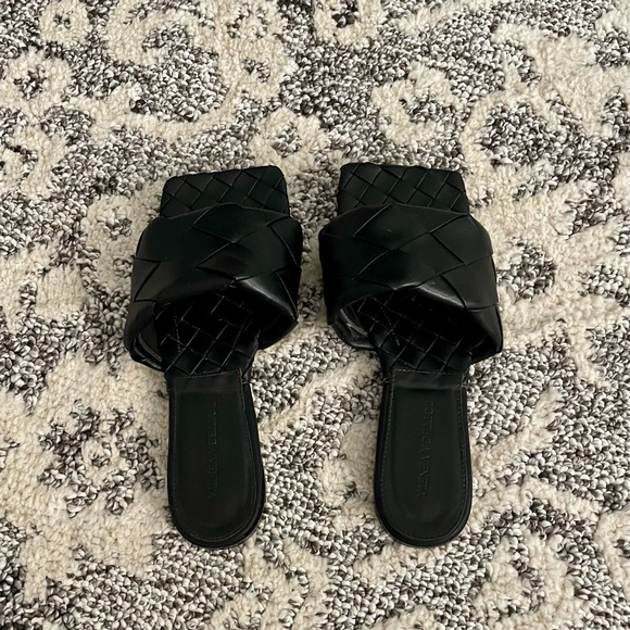 SALE - original price > $1100  Black Intreciatto Bottega Venetta Slides - Picture 6 of 8